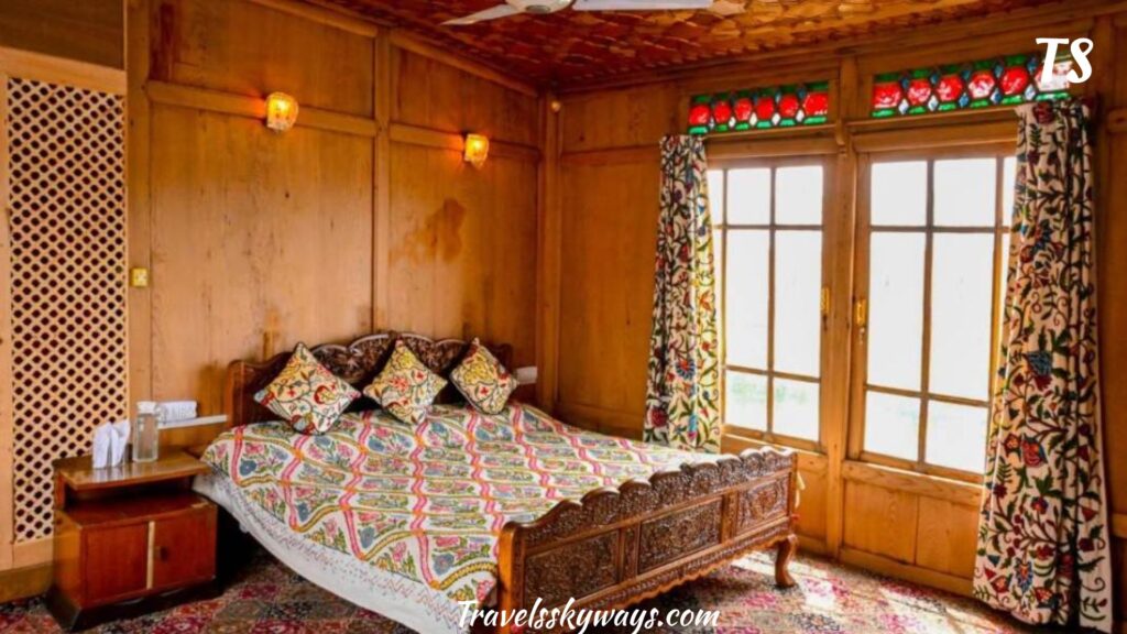 kerala-vs-kashmir-houseboats-comfort-safety-and-facilities-compared