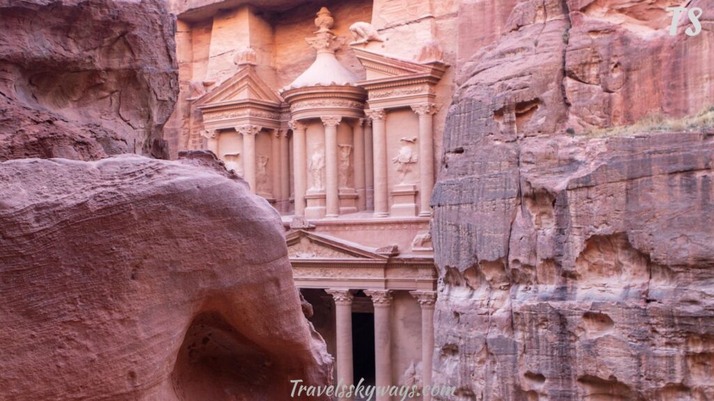 walk-through-the-rose-red-city-of-petra-jordan